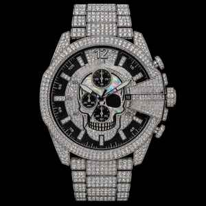 Reloj de Hombre con Esfera de Calavera en Tono Plateado, Completamente Adornado con Piedras, Detalles Negros, Cronógrafo, Fecha y Diseño de Lujo - Product Image 1