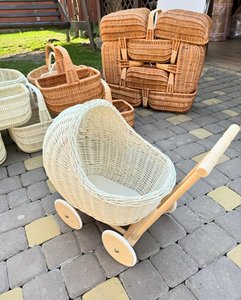 Cochecito de bebé de ratán tejido con mango y ruedas de madera, diseño rústico, duradero para niños - Product Image 2
