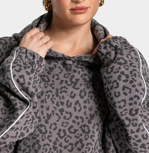 Survêtement femme surdimensionné en graphite imprimé léopard avec passepoil contrastant, comprenant un sweat à capuche et un pantalon de jogging à doublure contrastante - Product Image 3