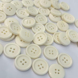 กระดุมเปลือกหอยคอโรโซแท้แบบยั่งยืน เป็นมิตรกับสิ่งแวดล้อม แบบแบน 4 รู สำหรับเสื้อโค้ท - Product Image 3