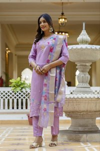 Ensemble Kurti et pantalon élégant et festif prêt-à-porter avec col brodé et dupatta imprimé Lagdi - Product Image 3