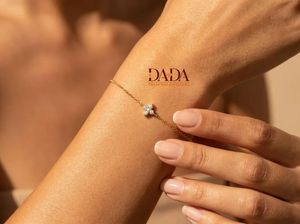 สร้อยข้อมือเพชรทรงใบโคลเวอร์สี่แฉกสุดหรูสำหรับผู้หญิง เพชรที่ได้รับการรับรองว่าผลิตอย่างมีจริยธรรม ชุบทองคำเหลือง - Product Image 3