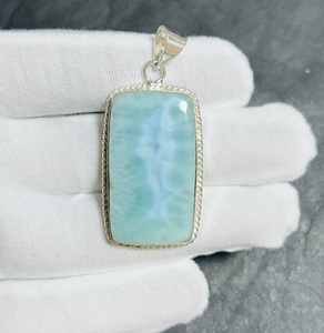Pendentif en larimar naturel TRIMURTI GEMS, serti argenté |   Style classique |   Magnifiques bijoux en larimar bleu |   Formes Mixtes - Product Image 2