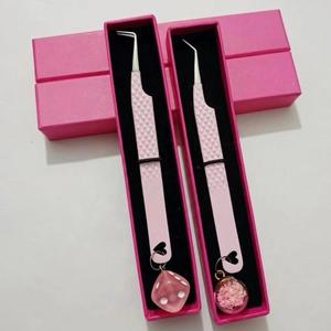 Ensemble de pinces à cils roses en acier inoxydable à pointe de précision avec breloques décoratives et emballage en boîte - Product Image 1