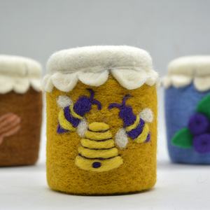 Pot à confiture en feutre de laine fait main avec une abeille mignonne sur le devant - Artisanat en feutre de laine doux et écologique - Product Image 2