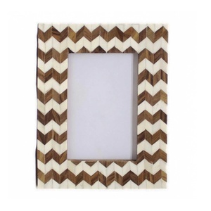 Cadre photo en bois fait main avec incrustation d'os, motif chevron, support photo rectangulaire, décoration de table - Product Image 2