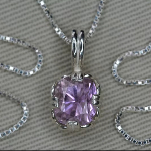 Colgante de Kunzita Natural Certificada en Plata de Ley, Joyería de Piedras Preciosas Rosas y Púrpuras, Regalo para Ella, Joyería Fina y Elegante - Product Image 1