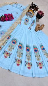 Nouvel ensemble Anarkali en soie pour femme, idéal pour les soirées, avec dupatta et pantalon, imprimé, sans travaux manuels, longueur ras du sol, infroissable, réversible, à séchage rapide - Product Image 4