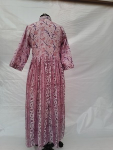 Vestido Maxi de Algodón con Estampado de Flores Rosadas para Mujer, Cuello Camisero, Botones al Frente, Cintura Plizada, Estilo Casual y Moderno - Product Image 5