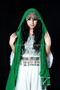 Саудовская Аравия, Женский Белый кафтан в традиционном стиле с блестящей вышивкой и зеленым цветным головным платком