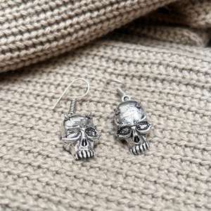 ต่างหูห้อยรูปหัวกะโหลกสไตล์โกธิค, ต่างหูทองเหลืองชุบเงินสำหรับผู้หญิง, ต่างหูห้อยสไตล์ดาร์ก, ต่างหูทองเหลืองสไตล์โกธิคขายส่ง - Product Image 1