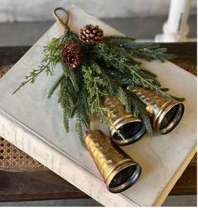 Ensemble de 3 clochettes de vache en bronze brodées avec des cônes de pin et des feuillages, décoration de Noël - Product Image 1