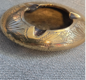 Cendrier rond en laiton massif avec motifs ethniques gravés à la main et encoches profondes, disponible à prix de gros. - Product Image 1