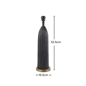 Lampe de table en métal à obélisque cannelé avec abat-jour en tissu tressé, construction en fer de qualité supérieure, éclairage d'ambiance chaleureux pour intérieurs élégants - Product Image 6