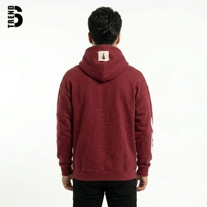 เสื้อฮู้ดซิปสีแดงเลือดหมูสำหรับผู้ชาย รุ่น Rich Soon ทรงโอเวอร์ไซส์ สไตล์สตรีทแวร์ ผ้าฝ้ายถัก สำหรับฤดูหนาว รับผลิตแบบ OEM เป็นมิตรต่อสิ่งแวดล้อม ระบายอากาศได้ดี - Product Image 4