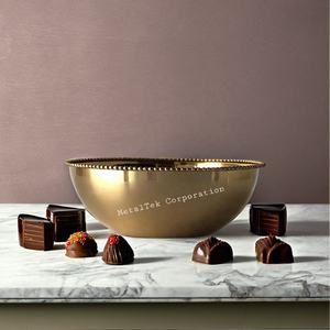 Dates de chocolat rondes plaquées or servant des bonbons bol de luxe élégant bord perlé pièce maîtresse décorative de table de style arabe. - Product Image 2