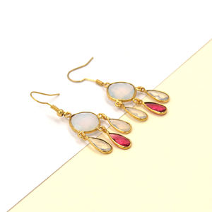 ต่างหูห้อยประดับดอกไม้โบฮีเมียนประดับพลอยโอปอลสีชมพูบานเย็น |   เครื่องประดับทองเหลืองชุบทอง 18K ประดับเพชรแบบแฮนด์เมด - Product Image 3