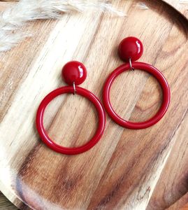 Boucles d'oreilles en résine faites à la main pour femmes, avec forme personnalisée et style classique, pour les occasions de fête - Product Image 3