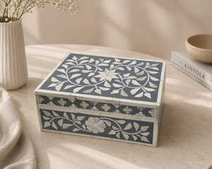 Caja de Joyería Cuadrada Roja con Incrustaciones de Hueso y Tapa, Patrón Floral Grabado, Decoración para el Hogar - Product Image 3