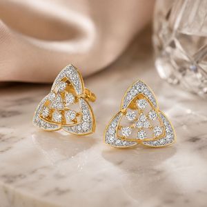 Nombre del producto: Pendientes de tuerca con diamantes cultivados en laboratorio de oro amarillo en forma de triple triángulo - Product Image 4