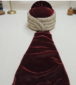 Turban de marié en velours bordeaux de créateur avec Kalgi Zardosi Paon Doré pour mariage Safa – Vente en gros - Product Image 3