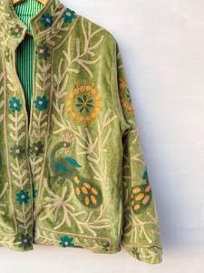 Veste courte bohème faite à la main en velours vert avec médaillons soleil et broderies paon, style Suzani, cadeau artisanal indien pour femme - Product Image 3