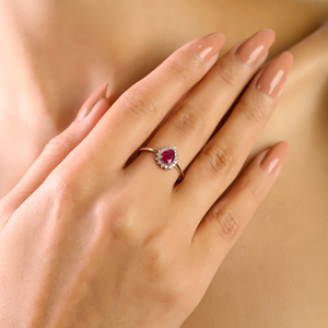 แหวนหมั้นทองคำขาว K14 ประดับทับทิมทรงลูกแพร์สวยงามและเพชรทรงกลม ดีไซน์คลาสสิกแบบซ้อนกันได้ จากผู้ผลิตเครื่องประดับชั้นนำ - Product Image 4