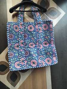 Bolso de hombro acolchado de algodón bordado con motivos florales para salidas informales, compras, viajes y uso diario. - Product Image 2