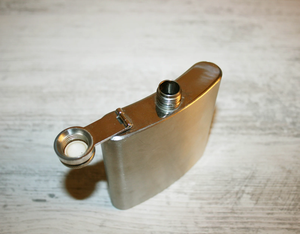 13. กระติกน้ำสะโพกโลหะพร้อมฝาเกลียวกันรั่วดีไซน์ทนทาน - Product Image 1