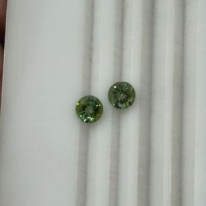 Excelente Par de Turmalinas Verdes Menta Naturales, Corte Redondo, 3.50 Quilates, Claridad Loupe, Grado AAAA, Joyería Fina de Madagascar, Gema de Calidad - Product Image 1