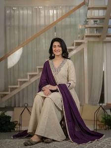 Ensemble Salwar Kameez pour femme beige et violet, coupe ample, brodé, tissé, haut à manches longues, pantalon large, châle, pour fêtes et mariages - Product Image 4