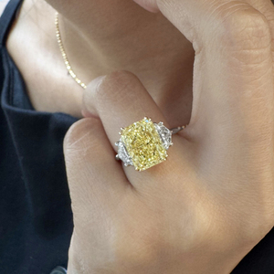 Bague à trois pierres en diamant de laboratoire jaune vif taille radiant, or 18 carats, certifiée IGI, style tendance pour femme, idéale pour les fiançailles - Product Image 3