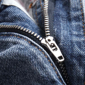 เอี๊ยดีนิม ขายส่ง กางเกงยีนส์ขาดแต่งโลโก้ตามสั่ง ทรงสลิม ขาเดฟ รูใหญ่ กางเกงผู้ชายทรงปกติ กางเกงยีนส์ขาดสำหรับผู้ชาย รุ่น P - Product Image 3