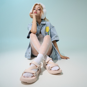 รองเท้าแตะผู้หญิงแบบสวม สีชมพู สายไขว้ พิมพ์ลายซิลค์สกรีน พื้นยาง - Product Image 5