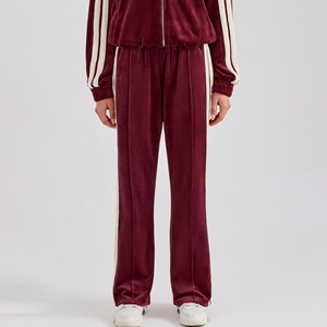 Outfitize International – Ensemble de survêtement côtelé haut de gamme pour femme, 2 pièces, vente en gros, streetwear, conception de logo personnalisé - Product Image 2