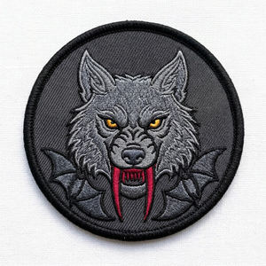 Parche Termoadhesivo Personalizado Gótico Vampiro Cáliz, Insignia Bordada Circular con Diseño de Copa de Oro, Sangre Roja y Alas Ankh para Ropa y Chaquetas - Product Image 6