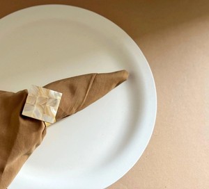 Juego de Anillos para Servilletas de Latón con Banda Dorada y Madreperla |   Porta Servilletas Cuadrados con Incrustaciones de Concha |   Mesa de Comedor de Lujo Ecológica y Duradera - Product Image 2