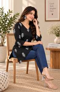 Kurti Corto con Estampado Floral Negro para Mujer |   Elegante Túnica Étnica de Rayón con Mangas 3/4 |   Blusa Elegante Informal de Estilo Indio |   Eve a la Moda - Product Image 4