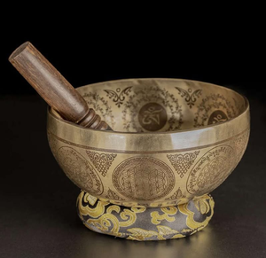 Grand bol chantant sculpté à la main avec des motifs du dieu Ganesha et des symboles Om, intérieur richement décoré, disponible à prix de gros. - Product Image 2