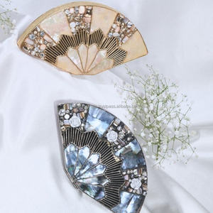 Bolso de Mano de Resina Marrón de Diseño con Marco en V Dorado y Detalles de Piedras Preciosas para Mujer, para Fiestas y Eventos, Artesanía en Resina - Product Image 5