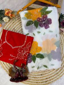 Hermoso sari de seda tabby suave con estampado floral a mano, adornado con cuentas y lentejuelas, y blusa Banglory con cuentas y lentejuelas. - Product Image 5
