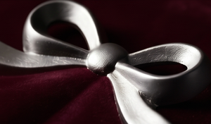 Plateau de Noël en aluminium finition argentée de luxe, plat de service festif métallique avec nœud et clochette, décoration de table pour les fêtes - Product Image 4