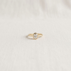 Anillo de Compromiso de Oro de 14K con Diamante Cultivado en Laboratorio de Corte Ovalado, Engaste en Bisel, Joyería de Boda Moderna con Certificación IGI para Mujer - Product Image 2