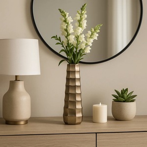 Vase décoratif en métal design pour présentation sur table, accent de décoration intérieure haut de gamme pour événements et intérieurs - Product Image 3