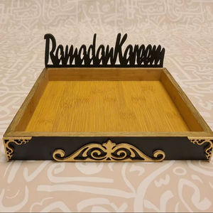 Plateau artisanal en bois Ramadan Mubarak, parfait pour servir des friandises, des collations et présenter des cadeaux lors d'occasions spéciales - Product Image 1