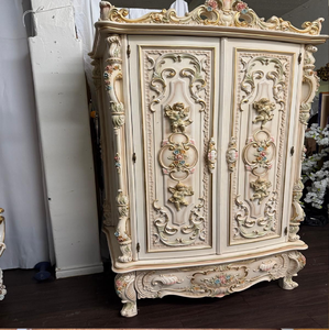 Armoire en bois vert peinte à la main, décorée de motifs classiques et de finitions dorées, disponible à prix de gros. - Product Image 5