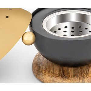 Brûleur d'encens en métal doré et blanc avec base en bois, élément décoratif élégant conçu pour la fragrance et l'aromathérapie à domicile - Product Image 4