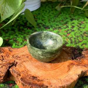 Bol de service élégant en bois artisanal avec spirale en résine verte, compatible lave-vaisselle, écologique, vaisselle décorative pour fêtes, utilisation domestique et repas. - Product Image 3