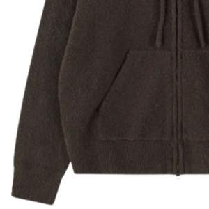 Sudadera con Capucha Marrón de Punto con Cierre y Emblema, Sudadera Elegante y Cómoda para Hombre y Mujer, Ropa Casual de Invierno con Logotipo - Product Image 3