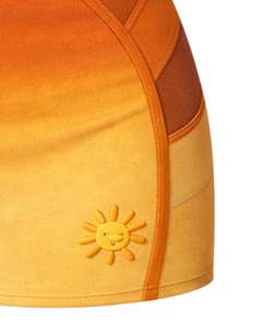 ชุดเซ็ตทูพีซสำหรับผู้หญิง สีส้มและเหลืองไล่เฉด ประกอบด้วยเสื้อครอปท็อปสายเดี่ยวคอกว้าง และกระโปรงมินิสั้นเอวสูงทรงเข้ารูป - Product Image 6